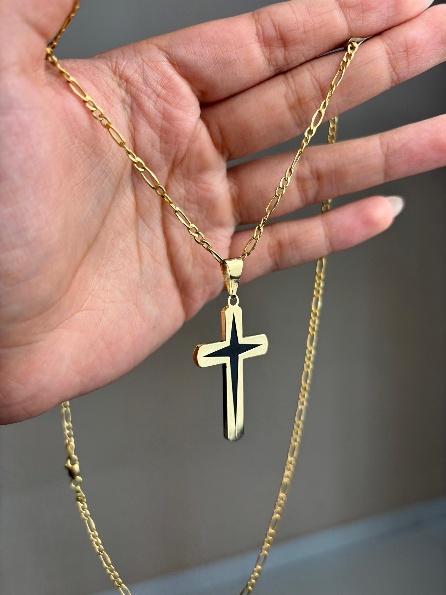 Dije Cruz con Detalle Negro